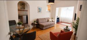 a living room with a couch and a glass table at Apartman Taraca Villa Knezevic in Herceg-Novi