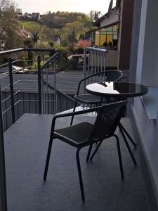 two chairs and a table on a balcony at Ferienwohnung Monteurzimmer Mariens1 in Eppelborn
