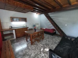 a living room with a table and a kitchen at Amambay Apart &Suites in Eldorado