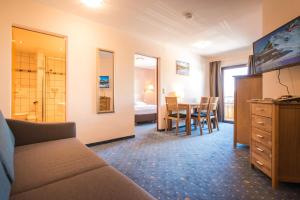 上陶恩的住宿－Hotel Mosermandl，酒店客房设有沙发和桌子