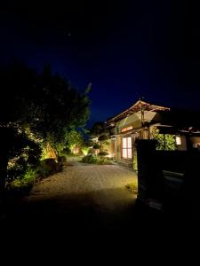 a house lit up at night with a driveway at 館山ガーデンヴィラ 宮城ハウス - 平屋一棟貸し 屋根付きBBQ ペットok in Tateyama