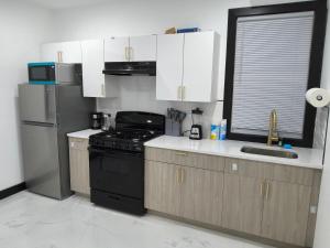 a kitchen with a stove and a refrigerator at Log Comfort 3 in Irvington