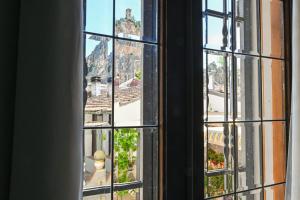 ein Blick auf die Stadt aus einem Fenster in der Unterkunft Degas in Vicopisano