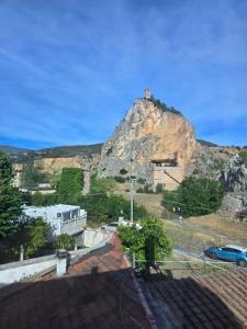 ein Berg mit einer Kirche auf dem Gipfel in der Unterkunft Degas in Vicopisano