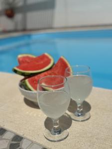 two glasses of watermelon and a bowl of watermelons at Morada da Vovó Alda in Almeirim