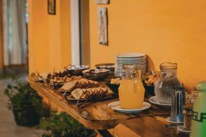 a wooden table with food and drinks on it at Piedra Alta Hotel & Restaurante in Itá Ibaté