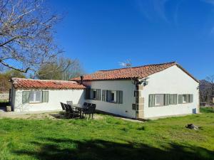 a house with a table and chairs in front of it at El cielo de Béjar, casa rural in Béjar