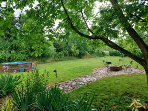 a park with a picnic table in the grass at Anna-lak in Gyula