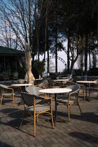 a group of tables and chairs in a park at Casa Seciu in Ploieşti