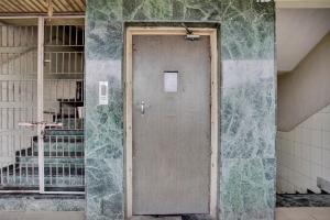 a door in the corner of a room at Hotel O Konark Inn in Naroda