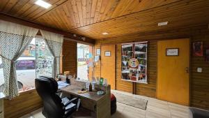 a room with a desk and a chair and a window at Hostel Cape Town - Cambará do Sul in Cambará