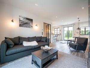 a living room with a couch and a table at Reetidyll am Haff in Stolpe auf Usedom