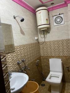 a bathroom with a toilet and a sink at Friends corner Dharamshala in Dharmsāla