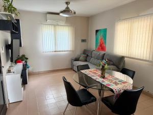 a living room with a table and a couch at Verde Limón - Casa compartida in San Salvador de Jujuy