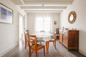 a dining room with a table and chairs at Cottage Chaleureux Proche Ocean in Salles-sur-Mer +13 photos