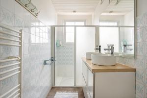 a bathroom with a sink and a shower at Cottage Chaleureux Proche Ocean in Salles-sur-Mer