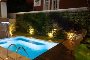 a swimming pool in a backyard at night at Refugio de Luxo com Piscina e Jacuzzi em Pipa in Pipa