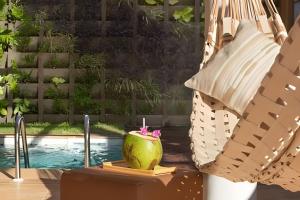 a candle on a table next to a pool at Refugio de Luxo com Piscina e Jacuzzi em Pipa in Pipa