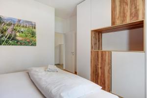 a bedroom with a bed and a painting on the wall at Apartment Gerwies in Bronzolo