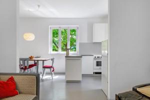 a kitchen and a living room with a table at Apartment Gerwies in Bronzolo