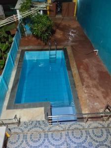 an overhead view of a swimming pool with blue water at D S Villa with swimming pool in Kuilapayam +7 photos