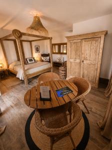 a room with a table and chairs and a bed at Maison "LA ROSALINDA-2B" Ghisonaccia in Ghisonaccia