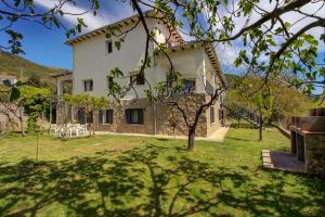 an exterior view of a house with a yard at Villa-Piedralaves-aMatalasviñas-piscina-4 viviendas in Piedralaves