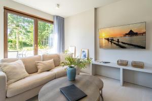 a living room with a couch and a table at Ferienhaus Reet & Meer N 2 in Bansin