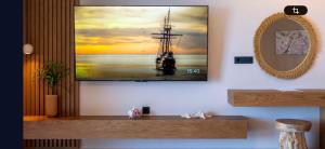 TV i/ili multimedijalni sistem u objektu Koukis Sea side Complex