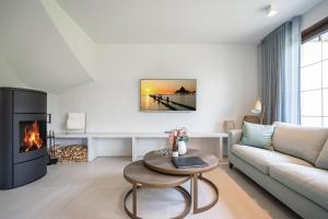 a living room with a couch and a fireplace at Ferienhaus Reet & Meer N 1 in Bansin