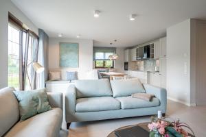 a living room with a couch and a kitchen at Ferienhaus Reet & Meer N 1 in Bansin
