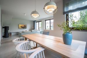 a dining room with a wooden table and chairs at Ferienhaus Reet & Meer N 1 in Bansin