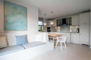 a kitchen and dining room with a couch and a table at Ferienhaus Reet & Meer N 1 in Bansin