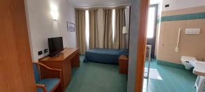 ein Badezimmer mit einem Zimmer mit Bett und Fernseher in der Unterkunft Classic Hotel Tulipano in Terni