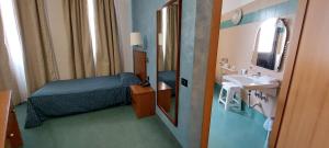 ein kleines Badezimmer mit Bett und Waschbecken in der Unterkunft Classic Hotel Tulipano in Terni + 49 Fotos