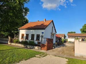 a white house with a red roof at Kuća za odmor Širok šor in Vukovar