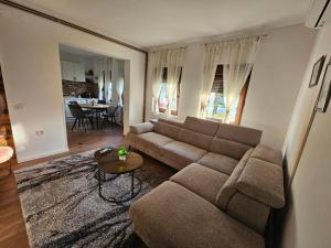 a living room with a couch and a table at Kuća za odmor Širok šor in Vukovar