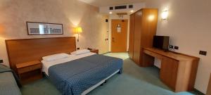ein Hotelzimmer mit Bett und Fernseher in der Unterkunft Classic Hotel Tulipano in Terni