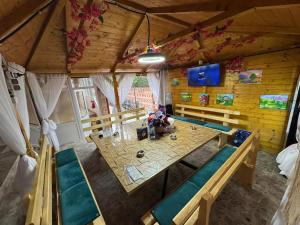an overhead view of a room with a table and benches at Pensiune Raul&Iulia in Baile Felix