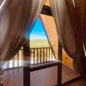 a room with a window with a view at اكواخ السوسنة السوداء in Ajloun