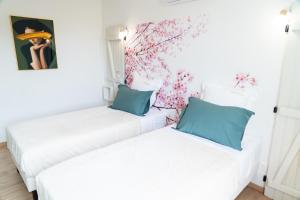 two beds sitting next to each other in a room at Parnaydisiaque in Parnay +12 photos