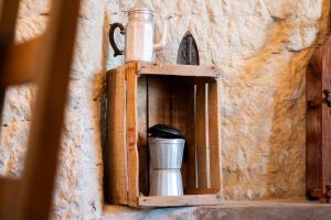 a small building with a cup and a trash can at Parnaydisiaque in Parnay