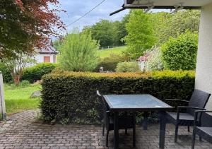 a table and chairs sitting on a brick patio at Ferienwohnung Karl May in Lennestadt