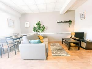a living room with a white couch and a table at Campus & Work in Saint-Martin-dʼHères