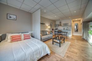 a bedroom with a bed and a living room at Campus & Work in Saint-Martin-dʼHères