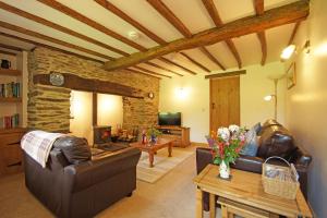 a living room with a couch and a table at Hen Gapel in Aberhosan