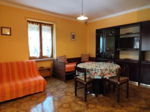 un soggiorno con un letto e un tavolo di Appartamenti Alpi Graie - Cantoira a Cantoira