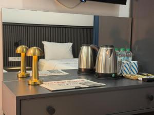 a desk with two lamps and a bed in a room at The Yücedağ Hotel in Arapkir