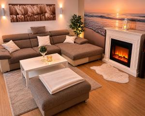 ein Wohnzimmer mit Sofa und Kamin in der Unterkunft Ferienwohnung Lakeside in Heiligenhafen