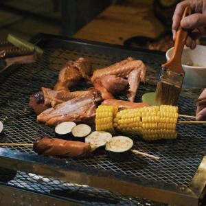 a grill with some meat and corn on it at Vị Lư homestay in Dồng Văn